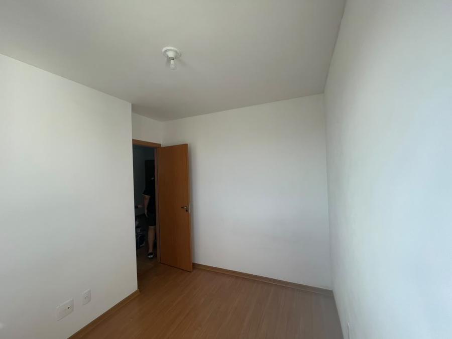 Quarto com piso laminado
