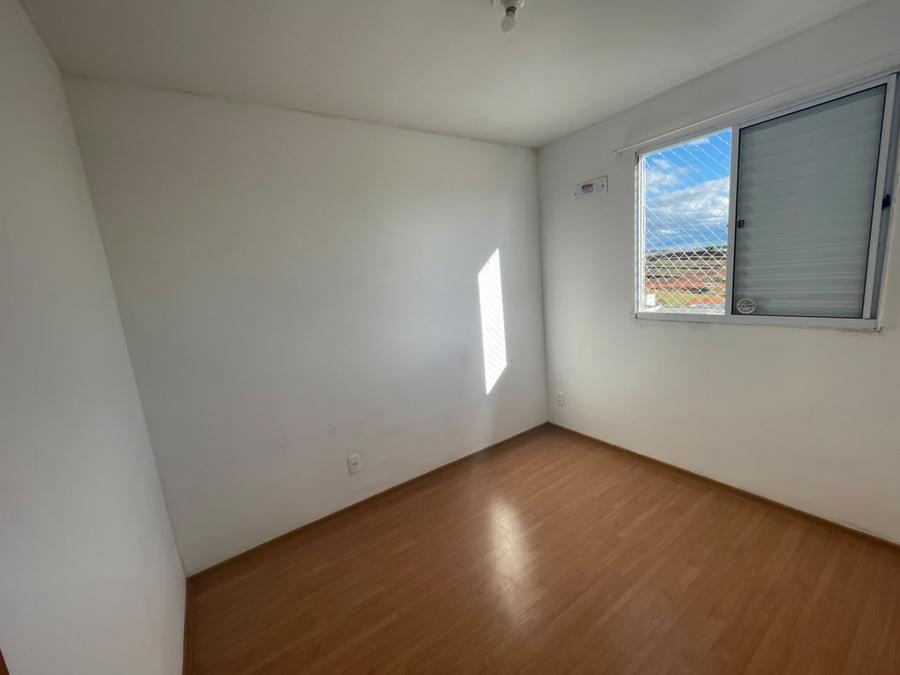 Quarto com janela e vista aberta